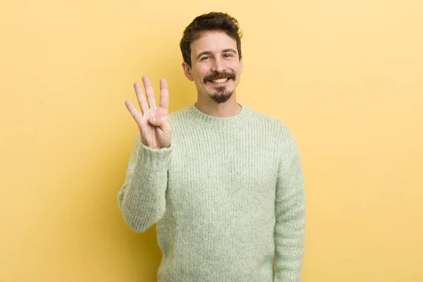 Genç Spanyol Adam Gülümsüyor Arkadaş Canlısı Görünüyor Elleri Önde Geriye — Stok fotoğraf