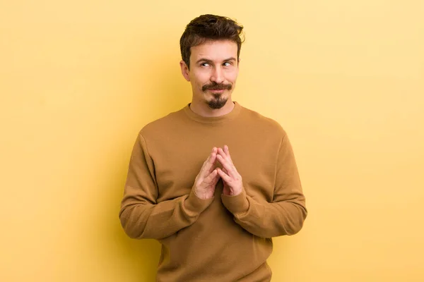 Junger Hispanischer Mann Der Stolz Verschmitzt Und Arrogant Ist Während — Stockfoto