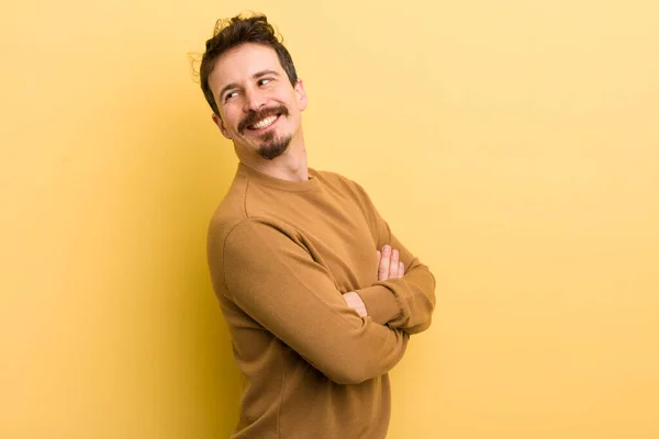 Jovem Hispânico Sorrindo Alegremente Sentindo Feliz Satisfeito Relaxado Com Braços — Fotografia de Stock