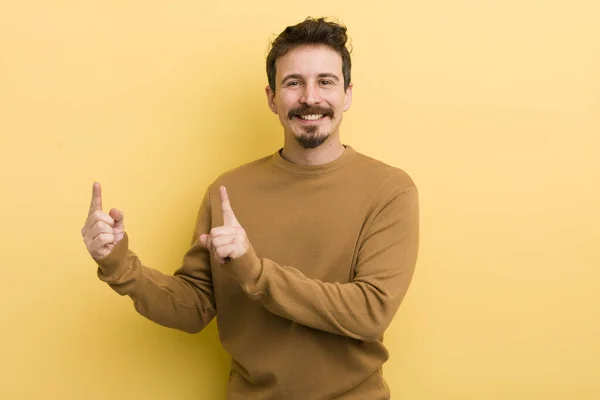 Jovem Hispânico Homem Sorrindo Feliz Apontando Para Lado Para Cima — Fotografia de Stock