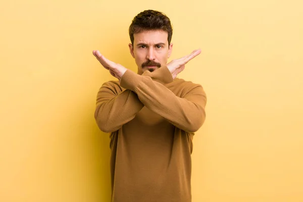 Jovem Hispânico Olhar Irritado Cansado Sua Atitude Dizendo Suficiente Mãos — Fotografia de Stock
