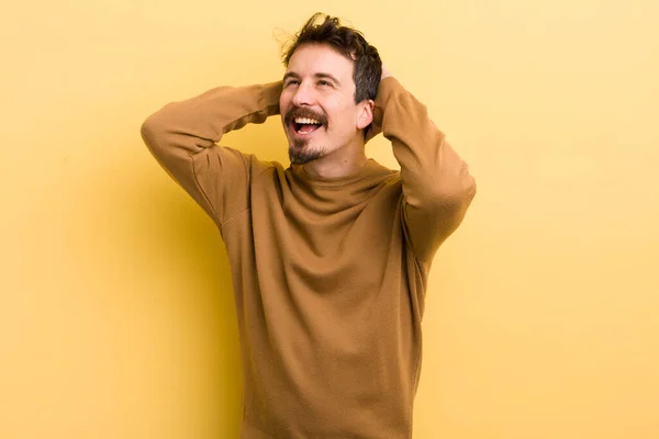 Joven Hispano Sonriendo Sintiéndose Relajado Satisfecho Despreocupado Riendo Positivamente Relajado — Foto de Stock