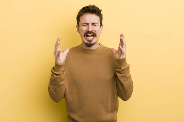 Jovem Hispânico Homem Furiosamente Gritando Sentindo Estressado Irritado Com Mãos — Fotografia de Stock