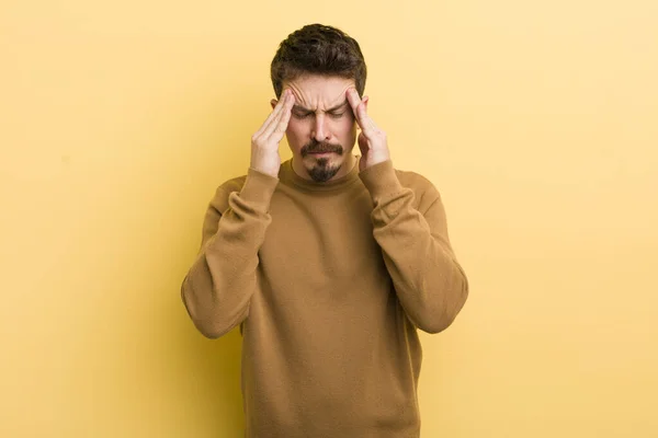 Jeune Homme Hispanique Regardant Stressé Frustré Travaillant Sous Pression Avec — Photo