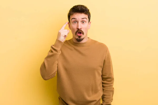 Jeune Homme Hispanique Regardant Surpris Bouche Ouverte Choqué Réalisant Une — Photo