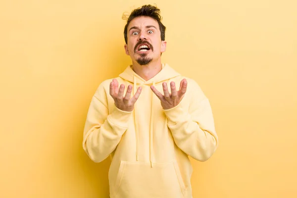 Jovem Hispânico Olhando Desesperado Frustrado Estressado Infeliz Irritado Gritando Gritando — Fotografia de Stock