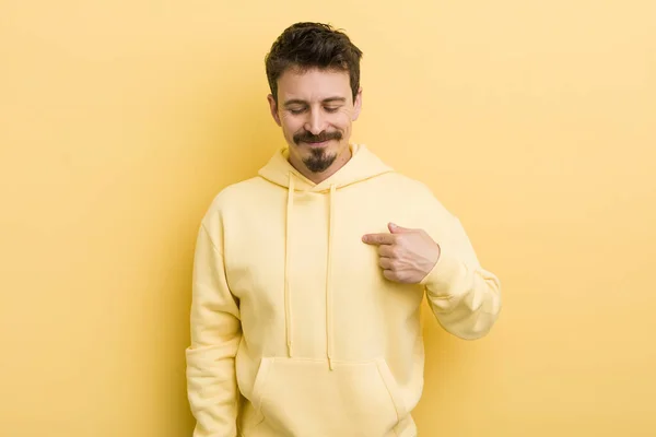 Joven Hispano Sonriendo Alegre Casualmente Mirando Hacia Abajo Señalando Hacia — Foto de Stock