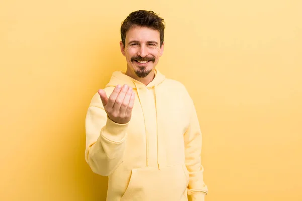 Joven Hispano Sintiéndose Feliz Exitoso Confiado Enfrentando Desafío Diciendo Adelante —  Fotos de Stock