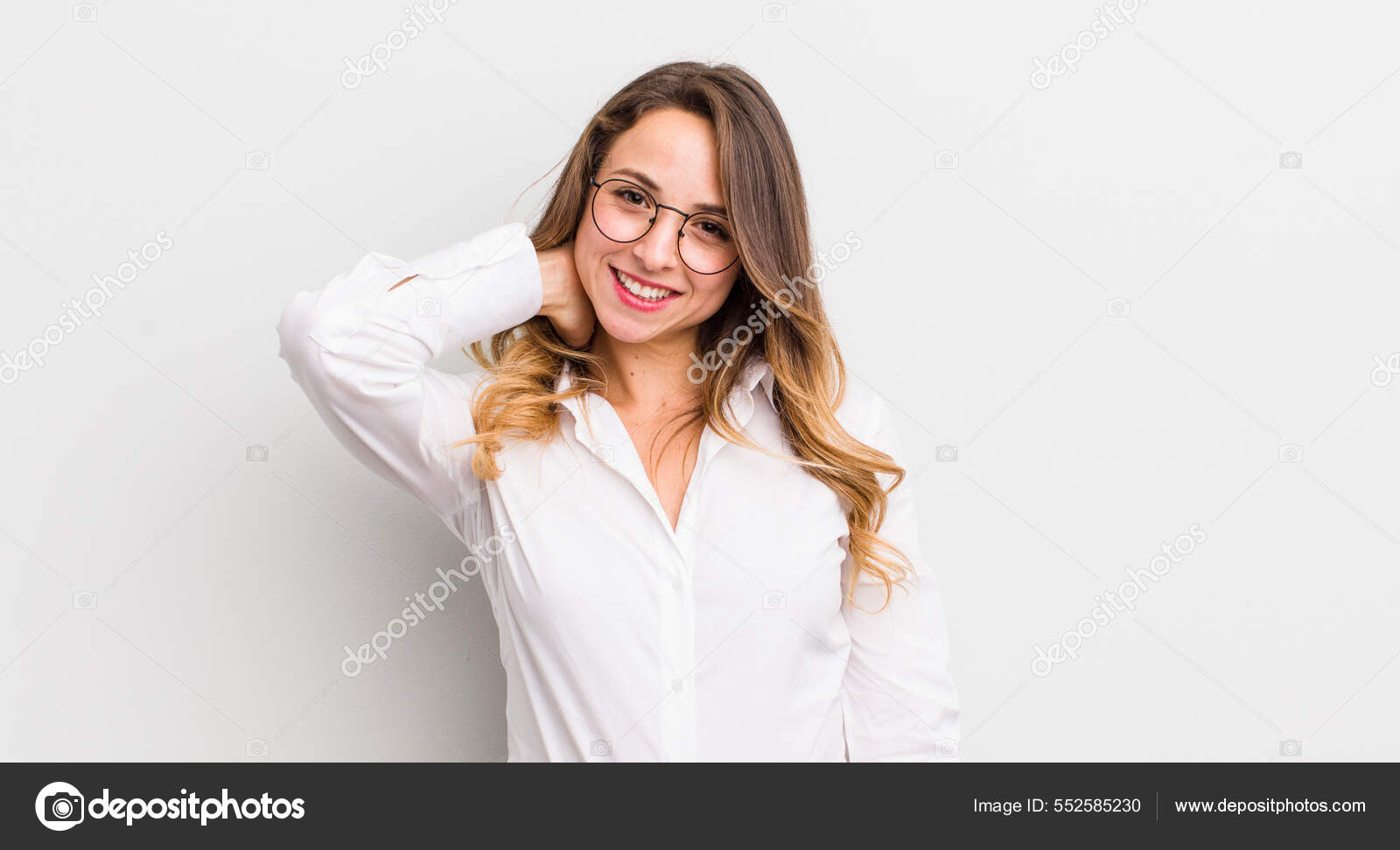 Kostenlose Bild: Gut aussehende Frau, die in einem Weizenfeld sitzt und  lächelt, image size:1600x972