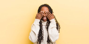 Siyah, güzel bir kadın gülümsüyor ve mutlu hissediyor, iki eliyle gözlerini kapatıyor ve inanılmaz bir sürpriz bekliyor.