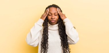 siyahi güzel kadın konsantre, düşünceli ve ilham verici görünüyor, beyin fırtınası yapıyor ve hayal kuruyor.