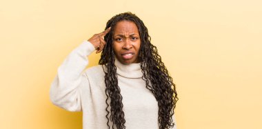 Siyah güzel kadın kafası karışık ve şaşkın hissediyor. Deli, deli ya da aklını kaçırmış olduğunu gösteriyor.