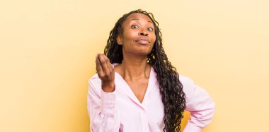 Siyah güzel bir kadın kapiş ya da para hareketi yapıyor, sana borçlarını ödemeni söylüyor.!