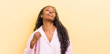 Siyah güzel bir kadın kibirli, başarılı, pozitif ve gururlu görünüyor.