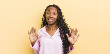 Siyah, güzel bir kadın gergin, endişeli ve endişeli görünüyor. Benim hatam olmadığını söylüyor. Yoksa ben yapmadım. 