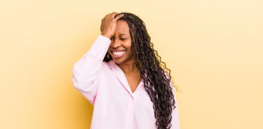 Siyah, güzel bir kadın gülüyor ve alnına şaplak atıyor. Unuttum ya da aptalca bir hataydı. 