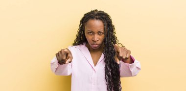 Siyah, güzel bir kadın kamerayı iki parmağıyla ve kızgın bir ifadeyle sana görevini yapmanı söylüyor.