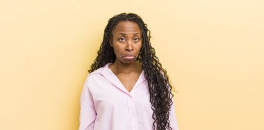 Siyah, güzel bir kadın üzgün ve mızmızlanıyor. Mutsuz bir bakışla, olumsuz ve hayal kırıklığına uğramış bir tavırla ağlıyor.