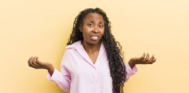 Siyah güzel bir kadın bilgisiz ve kafası karışık, hangi seçeneği seçeceğinden emin değil, merak ediyor.