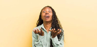 Siyah güzel kadın umutsuz ve sinirli görünüyor, stresli, mutsuz ve sinirli, bağırıyor ve çığlık atıyor.