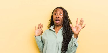 Siyah, güzel bir kadın korkmuş hissediyor, korku ve panik içinde geri çekiliyor ve bir kabusa tepki veriyor.