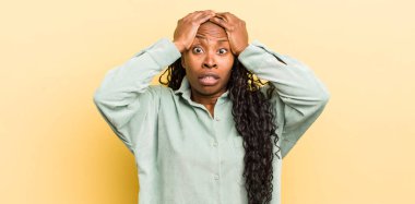 Siyah, güzel bir kadın dehşete kapılmış ve şok olmuş hissediyor. El ele tutuşup hata yaptığında panikliyor.