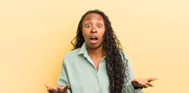 siyah güzel bir kadın son derece şaşkın ve şaşırmış, endişeli ve paniklemiş hissediyor, stresli ve dehşete düşmüş bir bakışla