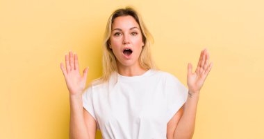 Şaşırmış ve şaşırmış görünen sarışın beyaz kadın inanılmaz bir şey fark ettiğinde şaşkınlık içinde kalır.