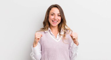 Güzel bir kadın şoke olmuş, heyecanlı ve mutlu, gülüyor ve başarıyı kutluyor.!