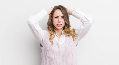 Güzel bir kadın kendini stresli, endişeli, endişeli ya da korkmuş hisseder. Elleri başının üstünde, hatayla panikler.