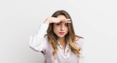 Güzel bir kadın şaşkınlık ve şaşkınlık içinde bakıyor. Alnı açık, uzaklara bakıyor, izliyor ya da arıyor.