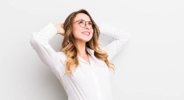 Güzel bir kadın gülümsüyor ve rahatlıyor, tatmin oluyor, kaygısız, neşeli ve rahatlatıcı.