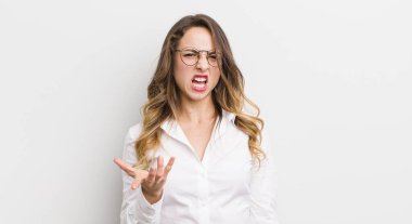 Güzel bir kadın sinirli, sinirli ve hayal kırıklığına uğramış görünüyor. Senin neyin var? 