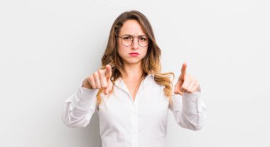 Güzel bir kadın kamerayı iki parmağıyla ve kızgın bir ifadeyle sana görevini yapmanı söylüyor.