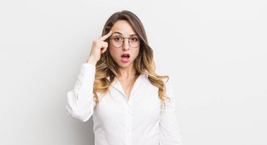 Güzel bir kadın şaşırmış, ağzı açık, şok olmuş, yeni bir düşünce, fikir ya da konsept keşfediyor.