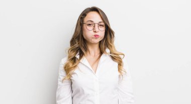 Güzel bir kadın, şapşal, çılgın, şaşırmış bir ifade, yanakları şişmiş, doldurulmuş, şişman ve yemekle dolu.