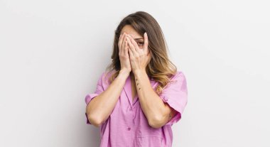 Güzel bir kadın korkmuş ya da utanmış hisseder. Gözleri yarı kapalı bir şekilde dikizler ya da gözetler.