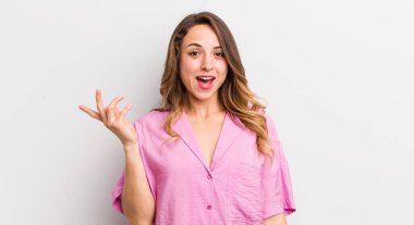 Güzel bir kadın mutlu, şaşırmış ve neşeli, pozitif bir tavırla gülümseyen, bir çözüm ya da fikir gerçekleştiren.