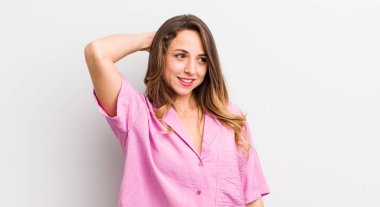 Güzel bir kadın neşeli ve sıradan bir şekilde gülümsüyor, olumlu, mutlu ve kendinden emin bir bakışla yumruk yumruğa.