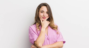 Güzel bir kadın ciddi, düşünceli ve güvensiz görünüyor, bir kolu çapraz ve elleri çenesinde, seçenekleri değerlendiriyor.