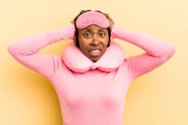 Siyah güzel kadın stresli, endişeli ya da korkmuş hissediyor, elleri başının üstünde.