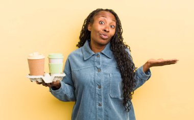 Siyah güzel kadın şaşkın, şaşkın ve şüpheci hissediyor.