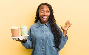 Siyah güzel bir kadın inanılmaz bir şey karşısında mutlu ve şaşkın hissediyor.