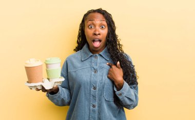 siyah güzel bir kadın mutlu hissediyor ve heyecanla kendini işaret ediyor.