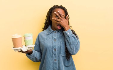 Siyah, güzel bir kadın şok olmuş, korkmuş ya da korkmuş görünüyor.