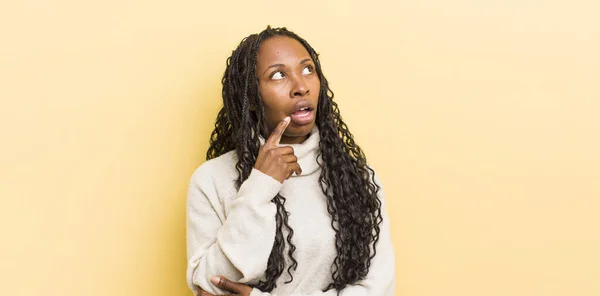 Siyahi Güzel Bir Kadın Şaşırmış Gergin Endişeli Korkmuş Bakışlarıyla Kopyalama — Stok fotoğraf