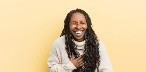 Czarny Ładna Kobieta Śmieje Się Głos Niektóre Śmieszne Żart Uczucie — Zdjęcie stockowe