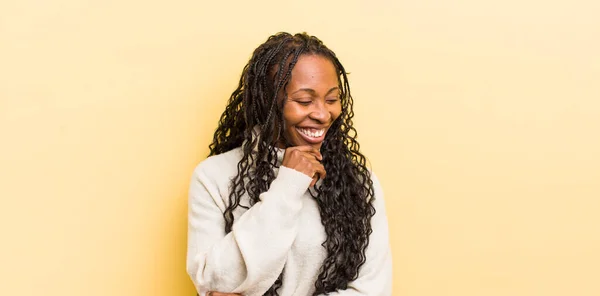 Siyah Güzel Bir Kadın Mutlu Kendinden Emin Bir Ifadeyle Gülümsüyor — Stok fotoğraf