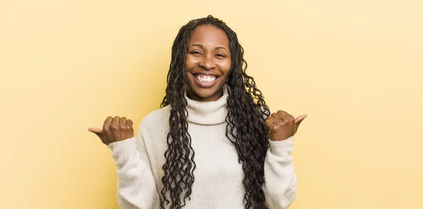 Siyah Güzel Kadın Neşeyle Gülümsüyor Mutlu Görünüyor Kaygısız Pozitif Hissediyor — Stok fotoğraf