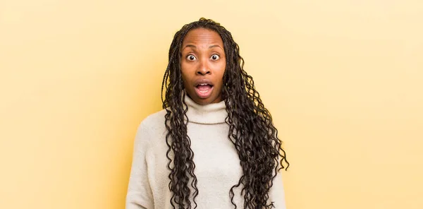Negro Bonita Mujer Buscando Muy Sorprendido Sorprendido Mirando Con Boca —  Fotos de Stock